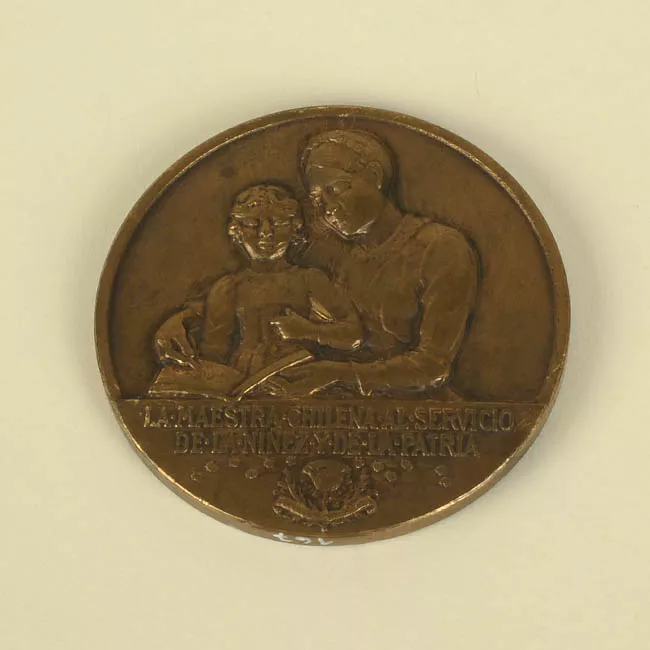 La maestra chilena al servicio de la niñez y la patria