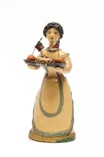 Mujer con bandeja y banderas