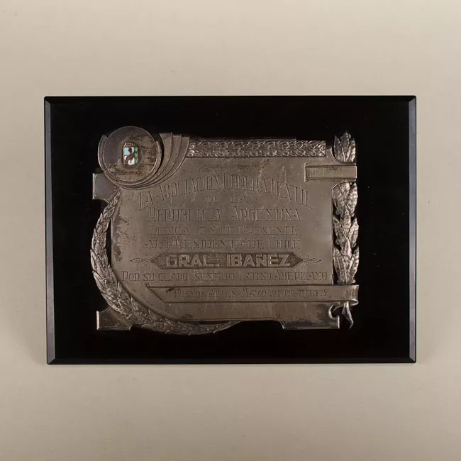 Placa de la asociación obrera textil al presidente Carlos Ibañez del Campo