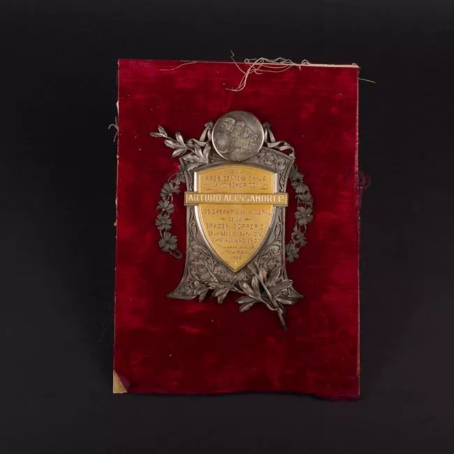 Placa conmemmorativa a Arturo Alessandri de los operarios de la Branden Copper