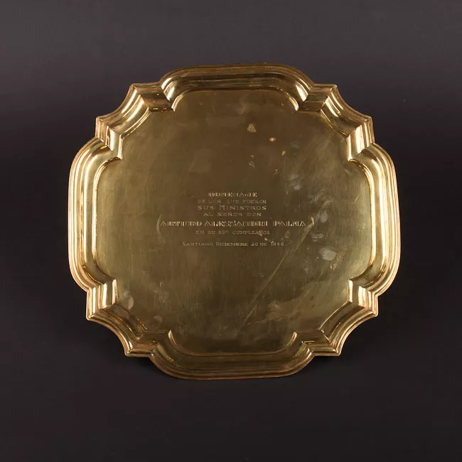 Bandeja conmemorativa de sus ministros a Don Arturo Alessandri por sus 80 años