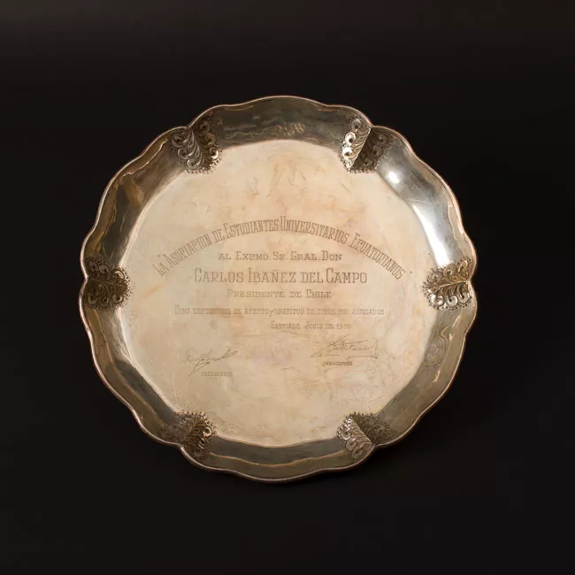 Bandeja conmemorativa.Asociación de estudiantes Ecuatorianos a Carlos Ibañez del Campo