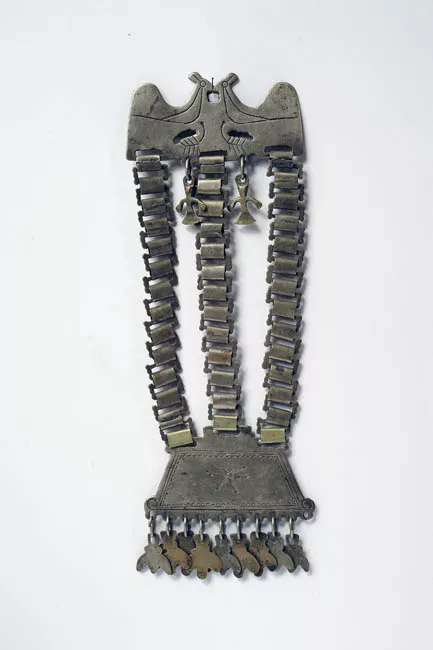 Prendedor de tres cadenas