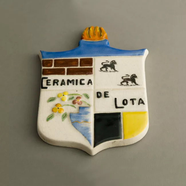 Escudo de la fábrica de cerámica de Lota
