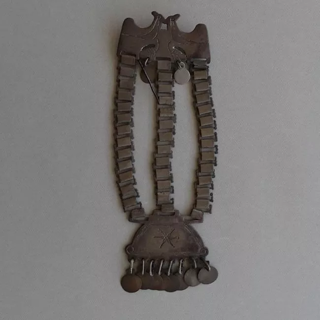 Prendedor de tres cadenas