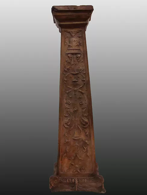 Columna con ornamentaciones renacentistas