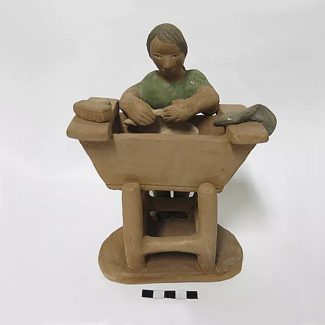 Mujer lavando en artesa