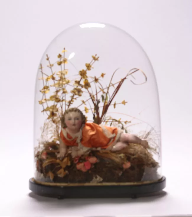 Niño Jesús, recostado con vestido naranja