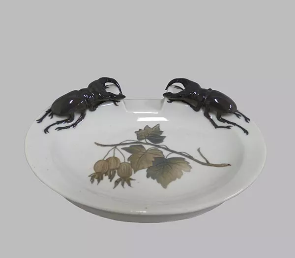 Schale mit Hirschkäfer