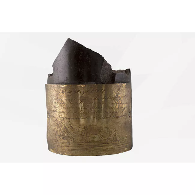 Casco de granada de fragata Independencia regalada a Carlos Condell