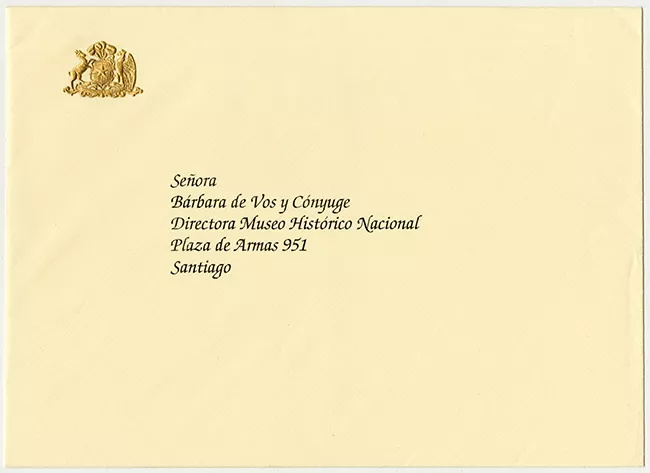 Invitación con sobre a cena ofrecida por la Presidente de Chile, Michelle Bachelet, en honor de Sus Altezas Reales el Príncipe Carlos de Gales y la Duquesa Camilla de Cornwall
