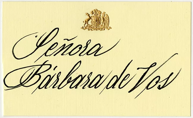 Tarjeta de mesa de Bárbara de Vos de la cena en honor al Principe Carlos de Gales y la Duquesa Camilla de Cornwall