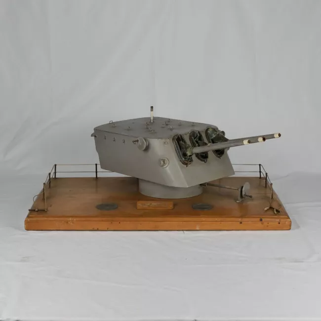 Modelo de una torre de 6/47 