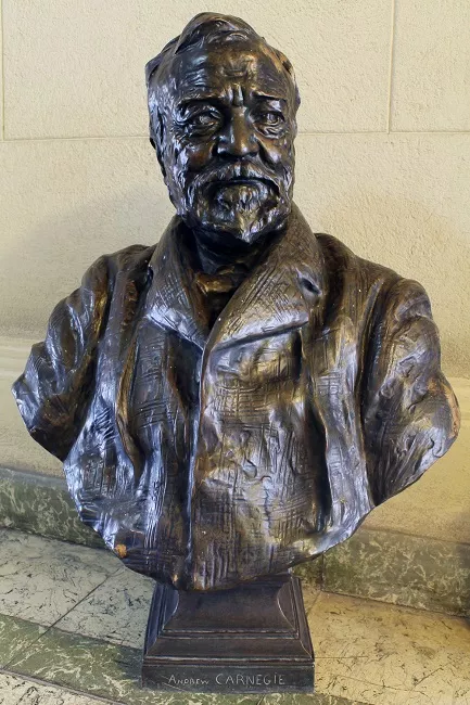 Busto de Andrew Carnegie
