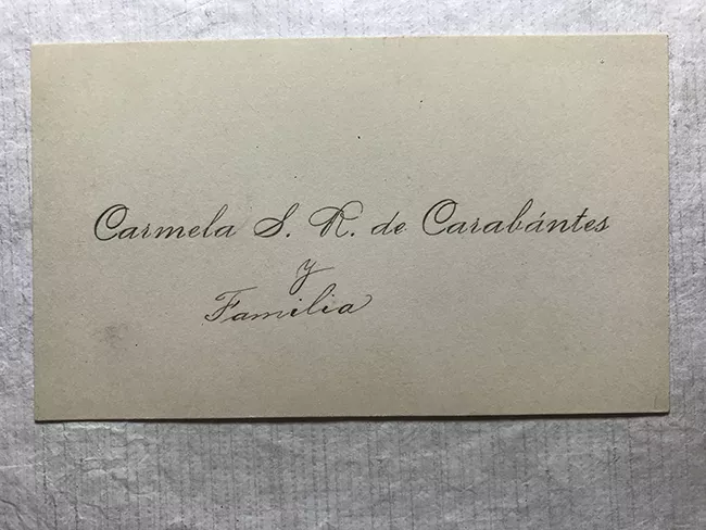 Tarjeta de visita de Carmela S. R. de Carabantes  y familia