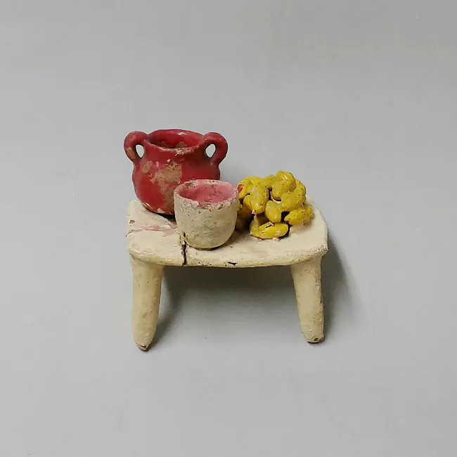 Mesa con tres objetos