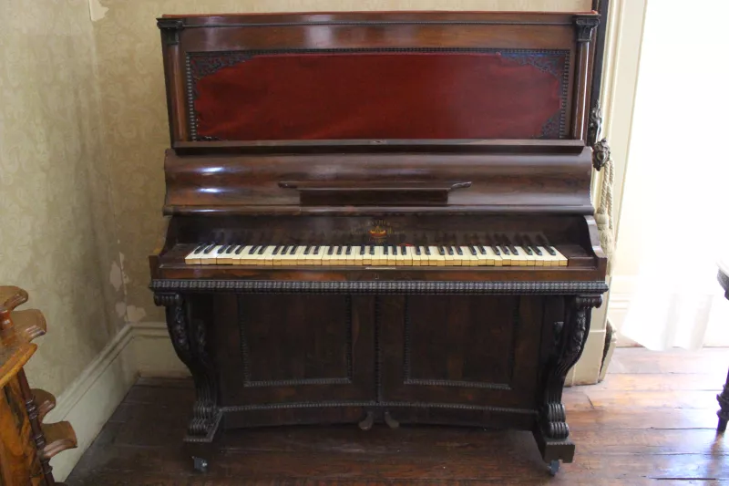Piano vertical