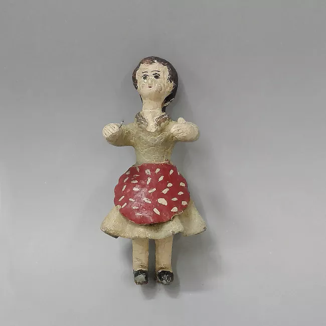 Mujer con delantal rojo