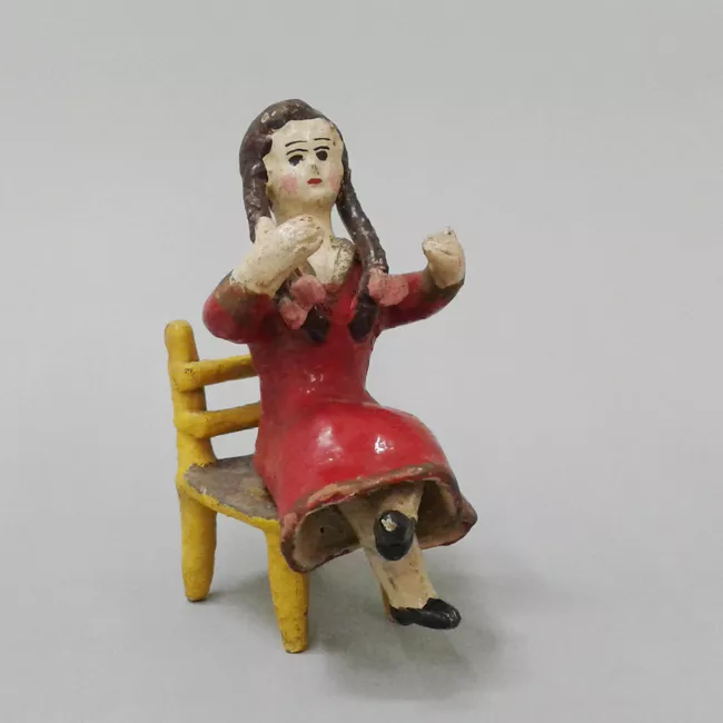 Mujer vestida de rojo sentada