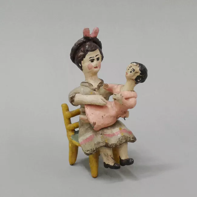 Mujer y niña en brazos