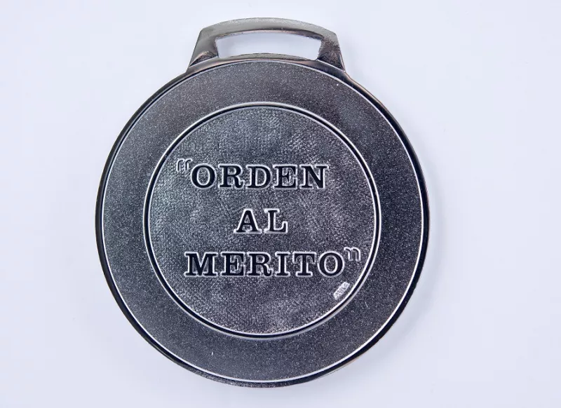 Medalla Orden al Mérito Consejo Mundial de Educación otorgada a Malú Gatica