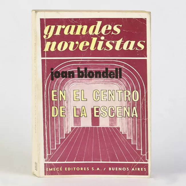 En el centro de la escena