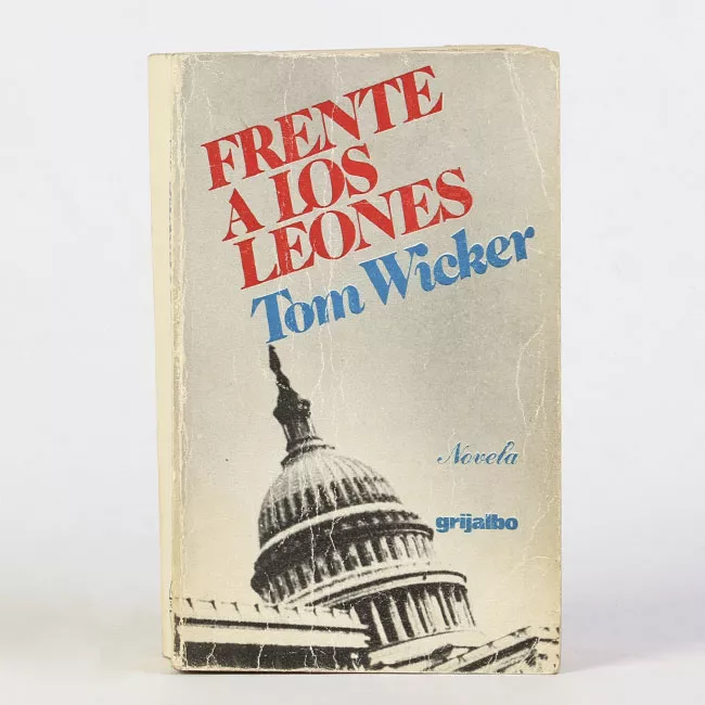 Frente a los leones 