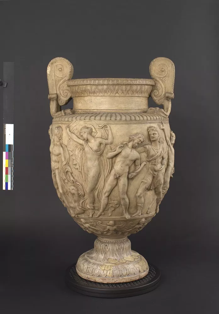 Vaso de la Bacanal y columna con ornamentaciones renacentistas 