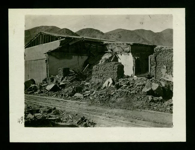 Casa destruida sobre rieles