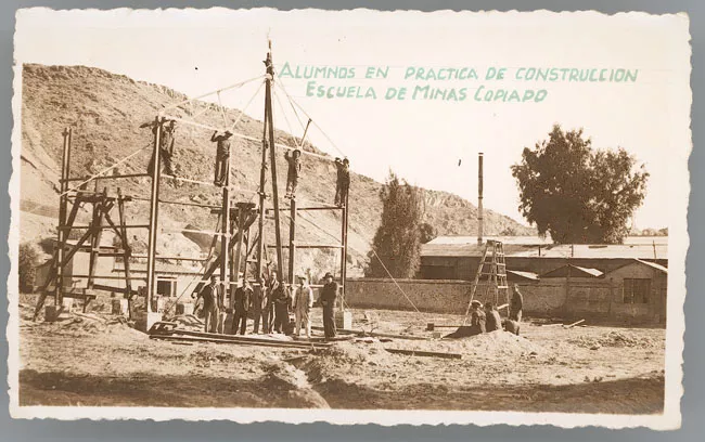 Alumnos en práctica de construcción Escuela de Minas Copiapó