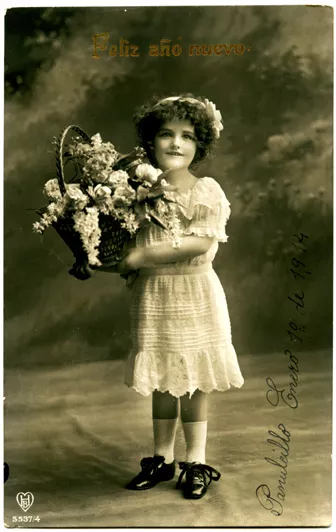 Retrato de niña con canasto y flores