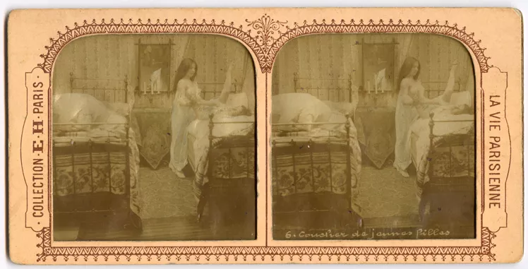 Dos mujeres juegan en su habitación