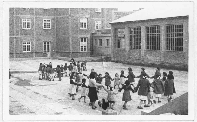 Niñas jugando a la ronda