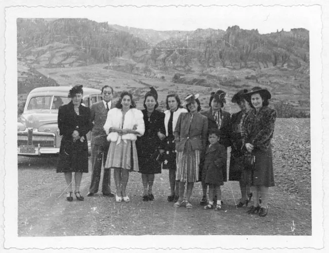 Liceo de Niñas de Antofagasta. en Bolivia acompañadas de las profesoras de La Escuela Técnica para Señoritas "Uruguay"
