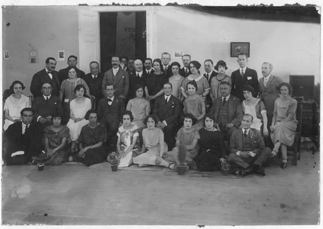 Retrato de grupo al interior de una oficina