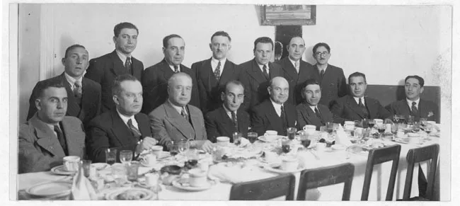 Hombres delante de una mesa
