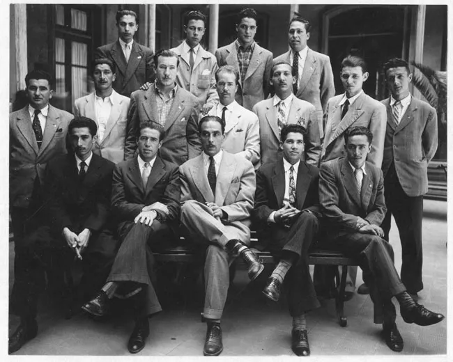 Hombres en un Patio