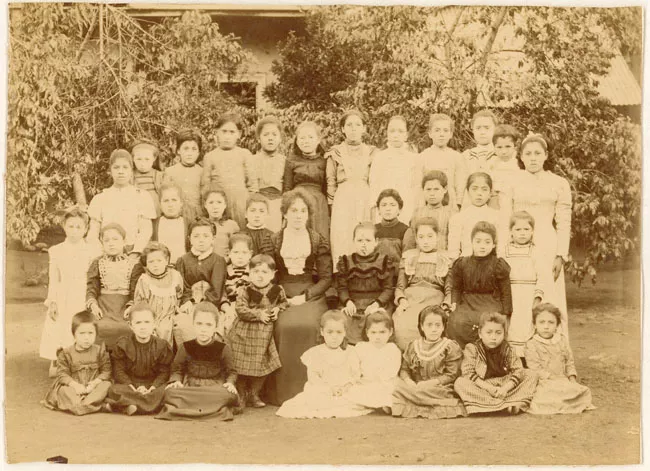 Niñas y su profesora en un Patio