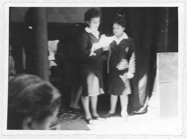 Dos alumnas en escenario