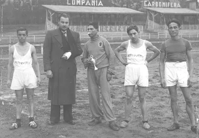 Atletas de Lota junto a su Instructor, Señor Rosas
