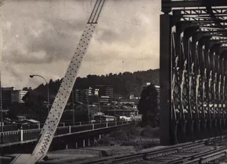 Puente del río Cautín,  vista de Temuco y cerro Ñielol