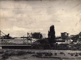 Río Cautín visto desde Padre las Casas, con el puente ferroviario