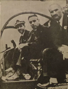 Tres personas en un helicóptero