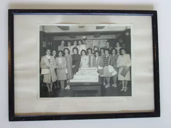 Licenciadas de 1947 visitan los talleres " La hora " acompaña la profesora jefe Fridolina Barrientos. 