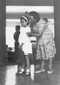 Doña Elena Toledo da instrucciones a su pequeña hija María Elena Gutiérrez Toledo