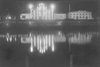 Edificio de la CCU Iluminado. Isla Teja