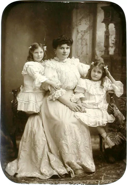 Retrato de Josefina Menéndez y sus hijas