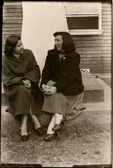 Dos figuras femeninas