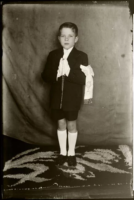 Niño en el día de su Primera Comunión