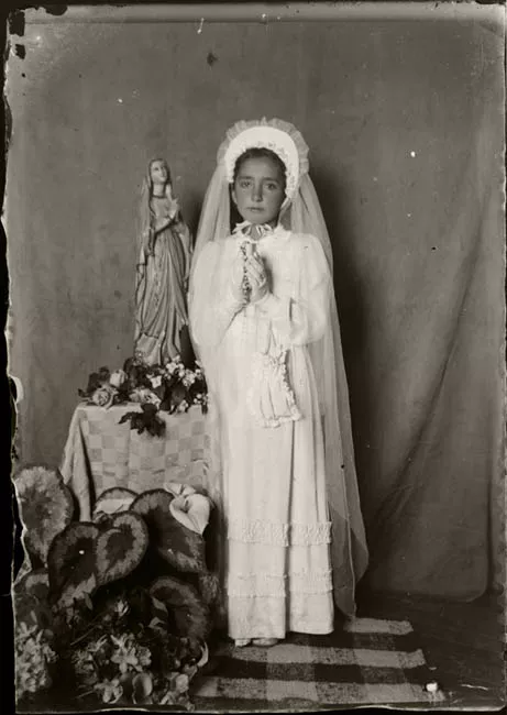 Niña celebrando su Primera Comunión